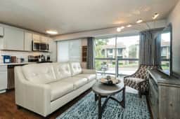 First Floor with 2 King Bedrooms - Image 4