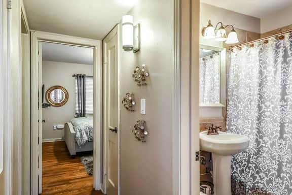 One Bedroom Plaza Condo in Historic Building - Image 5
