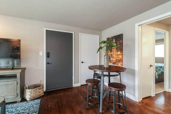 First Floor with 2 King Bedrooms - Image 3