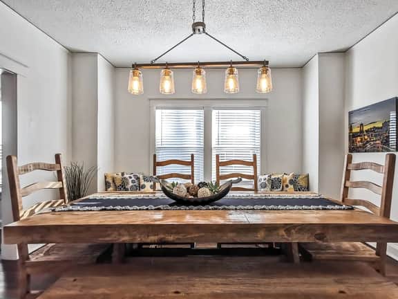 House w/ Excellent Locale. Beautifully remodeled! - Image 4