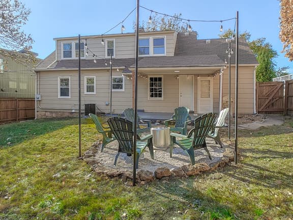 New Listing! 4 Bdrm Plaza Charmer! Pet Friendly! - Image 1
