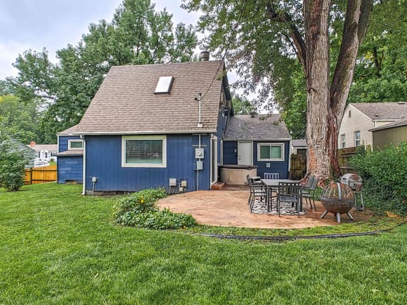 4 Bdrm Getaway with Hot Tub - Image 1